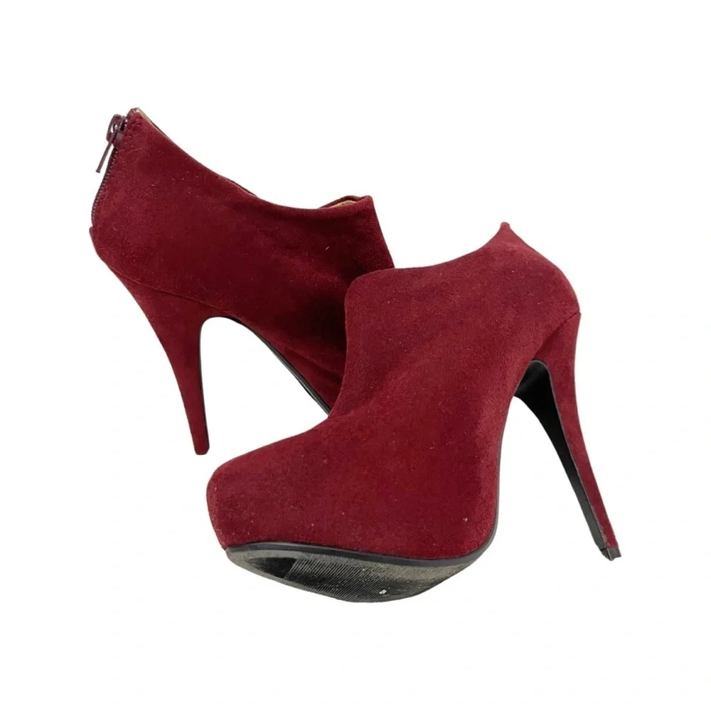 Heart in D cranberry colored suede zip back almond toe bootie women size 7